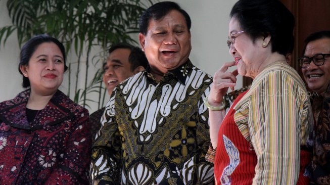 Ketua Umum PDIP Megawati Soekarnoputri menerima Ketua Umum Partai Gerindra Prabowo Subianto di kediamannya di kawasan Menteng, Jakarta, Rabu (24/7).[Suara.com/Arief Hermawan P]