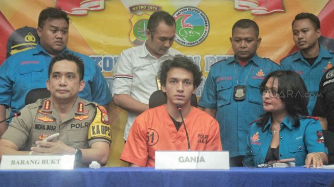 Aktor Jefri Nichol menyampaikan keterangan pers saat rilis kasus narkoba di Polres Metro Jakarta Selatan, Jakarta, Rabu (24/7). [ANTARA FOTO/Dhemas Reviyanto]