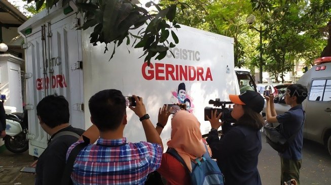 Diangkut Truk Gerindra, Prabowo Kasih Megawati Lukisan Soekarno Naik Kuda