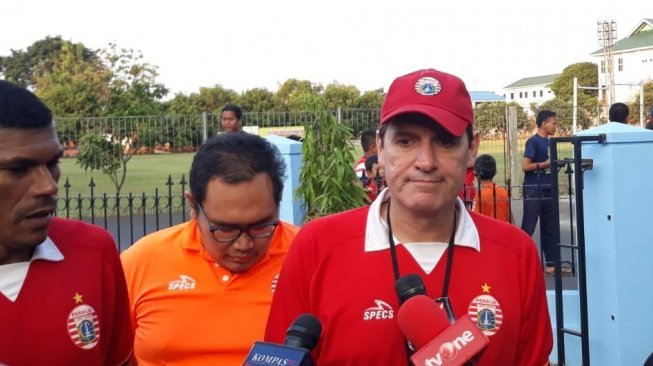 Pelatih Persija Jakarta Julio Banuelos saat ditemui usai memimpin latihan di lapangan PS AU, Halim Perdanakusuma. (Suara.com / Adie Prasetyo)  