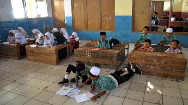 Sejumlah siswa SD Kelas 4 belajar di kelas yang kekurangan meja dan bangku sekolah di SDN Kertajaya 02, Kampung Babakan RT 02/06, Desa Kertajaya, Rumpin, Kabupaten Bogor, Jawa Barat, Rabu (24/7). [ANTARA FOTO/Arif Firmansyah]