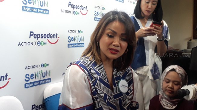 Ponsel Nirina Zubir Hilang, Banyak Data Berharga