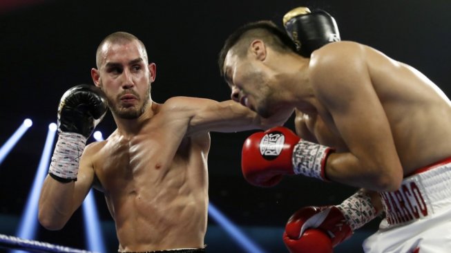 Petinju Rusia Maxim Dadashev (kiri) saat berduel melawan Antonio de Marco (Meksiko) dalam pertarungan kelas welter junior di Las Vegas, AS, Sabtu (20/10/2018). [AFP]