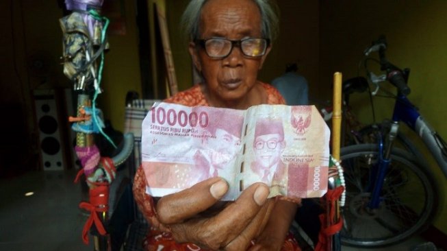 Saminah, Nenek Penjual Kerupuk Kulit yang Terkena Stroke Ditipu Uang Mainan