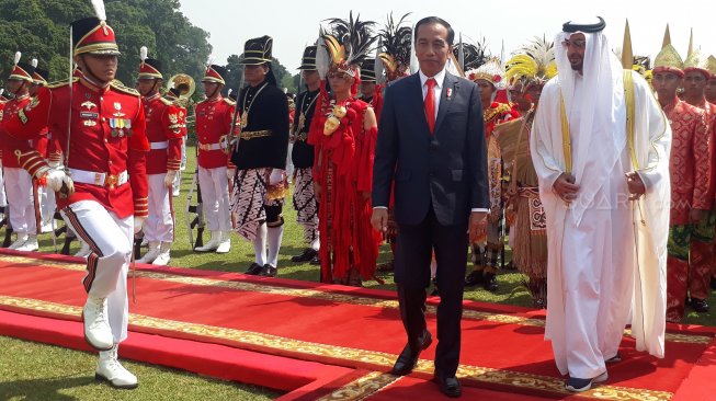 Presiden Joko Widodo berjalan bersama Putra Mahkota Abu Dhabi/Wakil Panglima Tertinggi Angkatan Bersenjata Uni Emirat Arab Sheikh Mohamed Bin Zayed Al Nahyan (kanan) saat kunjungan kenegaraan di Istana Bogor, Jawa Barat, Kamis (24/7). [Suara.com/Ummy Hadyah Saleh]