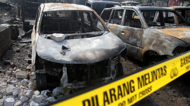 Lokasi kebakaran parkiran mobil di kawasan Pademangan, Jakarta, Rabu (24/7). [Suara.com/Arief Hermawan P]