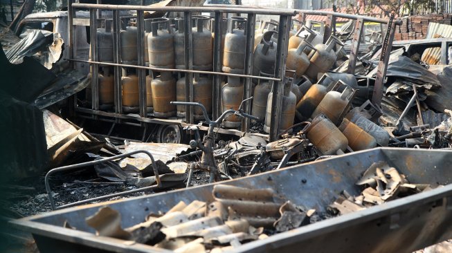 Lokasi kebakaran parkiran mobil di kawasan Pademangan, Jakarta, Rabu (24/7). [Suara.com/Arief Hermawan P]