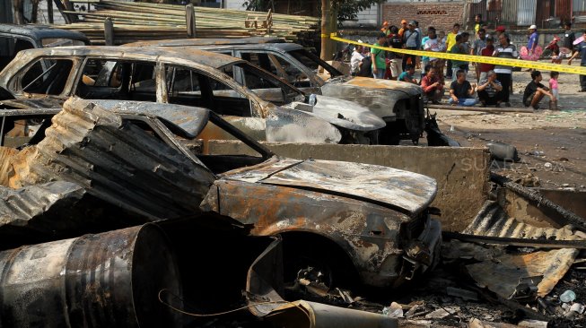 Lokasi kebakaran parkiran mobil di kawasan Pademangan, Jakarta, Rabu (24/7). [Suara.com/Arief Hermawan P]