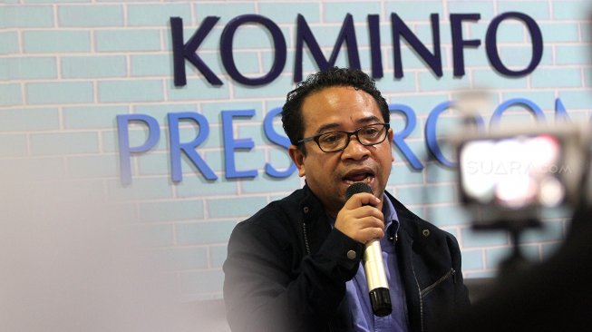 Plt Kepala Biro Humas Kementerian Komunikasi dan Informasi (Kominfo) Ferdinandus Setu memberikan penjelasan saat konferensi pers tentang pemblokiran konten Youtube Kimi Hime di kantor Kemenkominfo Jakarta, Rabu (24/7). [Suara.com/Arief Hermawan P]