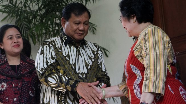 Ketua Umum PDIP Megawati Soekarnoputri menerima Ketua Umum Partai Gerindra Prabowo Subianto di kediamannya di kawasan Menteng, Jakarta, Rabu (24/7).[Suara.com/Arief Hermawan P]