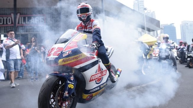 Aksi burnt out Sam Lowes di MotoVillage, Kemang. Seru banget [Dok. Federal Lubricants]