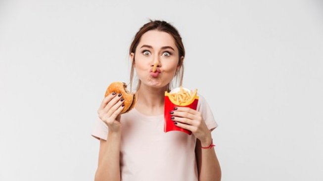 Ilustrasi makanan cepat saji, burger dan kentanf goreng. (Shutterstock)