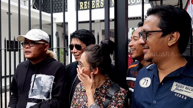 (Kiri-kanan) Sule, Parto, Rina Nose, Denny Cagur, dan Andre Taulany di Polda Metro Jaya, Kamis (25/7/2019). [Yuliani/Suara.com]