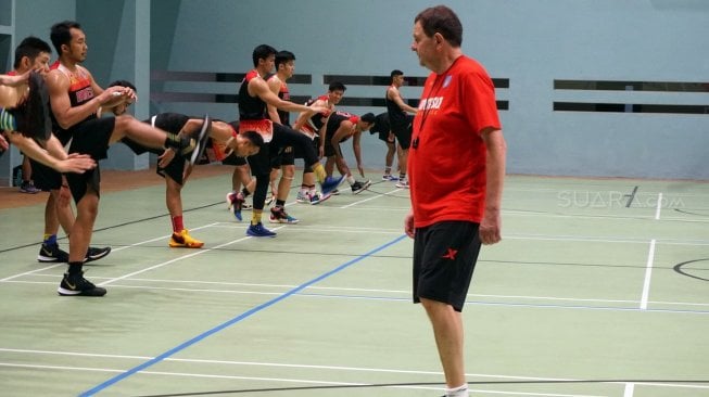 Pelatih anyar Timnas Basket Indonesia, Rajko Toroman menjalani latihan perdana di GBK Arena, Senayan, Jakarta, Kamis (25/7/2019). [Suara.com/Arief Apriadi]