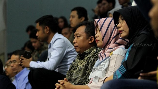 Terpidana kasus pelanggaran UU ITE Baiq Nuril Maknun saat hadir menyaksikan rapat paripurna DPR masa peridangan V tahun sidang 2018-2019 di Kompleks Parlemen, Jakarta, Kamis (25/7). [Suara.com/Arief Hermawan P]