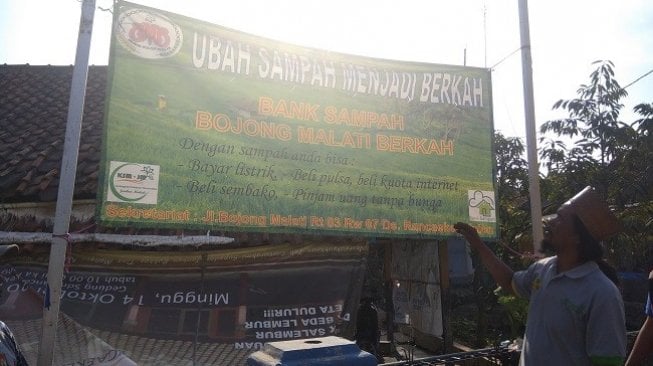 Nana Mulyana, 42 tahun inisiator ekobrik di kampung Bojong Melati, Desa Rancaekek Kulon, Kecamatan Rancaekek, Kabupaten Bandung. (Suara.com/Aminudin)