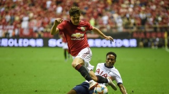 Pemain Manchester United Daniel James (kiri) berebut bola dengan pemain Tottenham Hotspur Kyle Walter-Peters di ajang International Champions Cup di Hongkou Football Stadium, Shanghai. HECTOR RETAMAL / AFP      