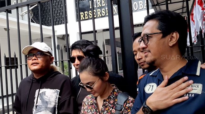 (Kiri-kanan) Sule, Parto, Rina Nose, Denny Cagur, dan Andre Taulany di Polda Metro Jaya, Kamis (25/7/2019). [Yuliani/Suara.com]