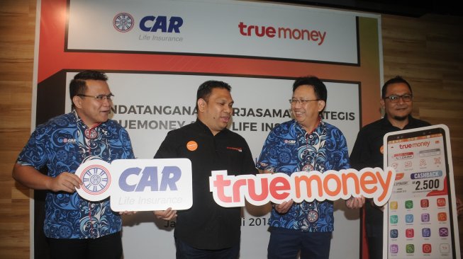 Division Head of Retail Insurance CAR Life Insurance Benny Situmorang, Direktur TrueMoney Indonesia Rio Da Cunha, Direktur Marketing CAR Life Insurance Jos Chandra Irawan dan Senior Manager B2B & Patrnership TrueMoney Indonesia Restianto berbincang disela kerjasama pembelian asuransi demam berdarah CAR Life Insurance melalui aplikasi TrueMoney di Jakarta, Kamis (25/7). [Suara.com/Oke Atmaja]
