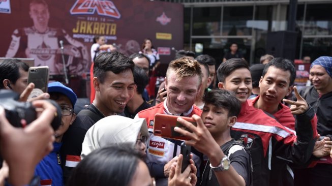 Wah, Jeda Balapan, Sam Lowes Kedapatan Mengaspal di Jakarta!