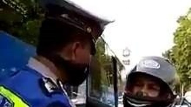 Masuk Jalur Busway, Pemotor Nmax Ngeyel Sampai Adu Mulut dengan Polisi