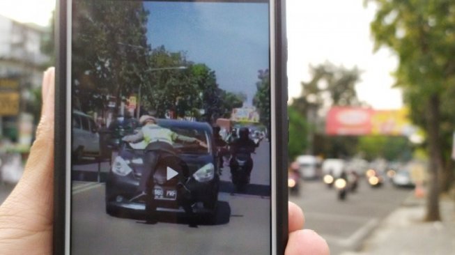 Polisi Nempel di Atas Kap Mobil saat Bertugas Dapat Hadiah Sepeda