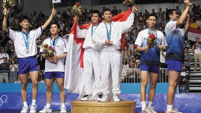 Tony Gunawan (ketiga dari kanan) bersama partnernya Candra Wijaya berdiri di podium utama dalam penyerahan medali Olimpiade 2000 Sydney. [AFP/Robyn Beck]