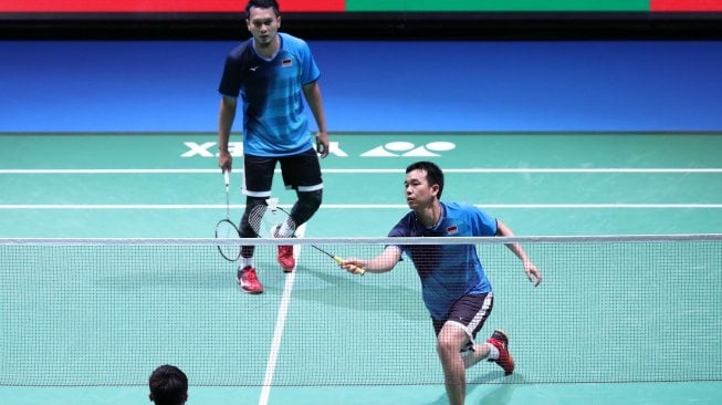 Pasangan ganda putra Indonesia, Hendra Setiawan/Mohammad Ahsan, melaju ke perempat final Japan Open 2019 usai kalahkan juniornya, Wahyu Nayaka Arya Pangkaryanira/Ade Yusuf Santoso, di Musashino Forest Sport Plaza, Tokyo, Kamis (25/7). [Humas PBSI]