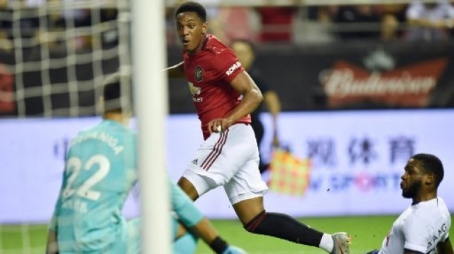 Striker Manchester United Anthony Martial mencetak gol ke gawang Tottenham Hotspur di laga International Champions Cup di Hongkou Football Stadium, Shanghai, China. HECTOR RETAMAL / AFP