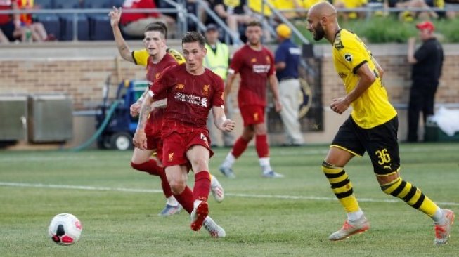 Gelandang serang Liverpool, Harry Wilson saat mencetak gol ke gawang Borussia Dortmund di laga pramusim di Stadion Notre Dame, Amerika Serikat. (KAMIL KRZACZYNSKI / AFP)