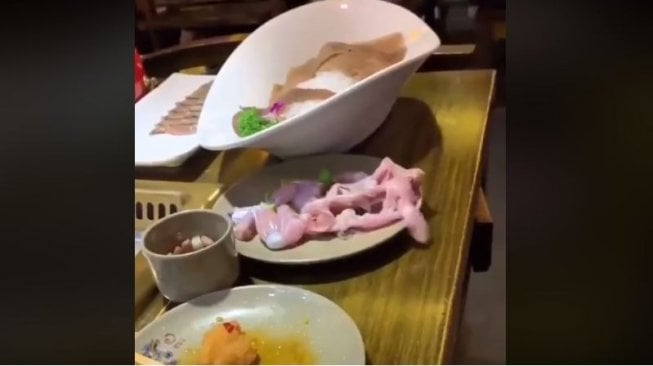 Viral daging ayam potong hidup kembali (facebook.com/Rie Prettyredbone Phillips)