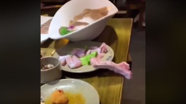 Viral daging ayam potong hidup kembali (facebook.com/Rie Prettyredbone Phillips)