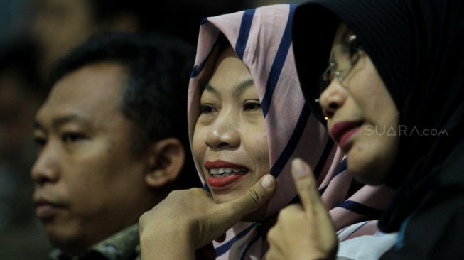 Terpidana kasus pelanggaran UU ITE Baiq Nuril Maknun saat hadir menyaksikan rapat paripurna DPR masa peridangan V tahun sidang 2018-2019 di Kompleks Parlemen, Jakarta, Kamis (25/7). [Suara.com/Arief Hermawan P]