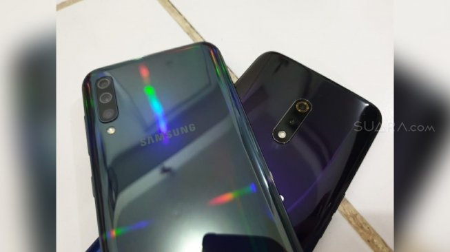 Samsung Galaxy A50 (kiri) vs realme X (kanan). [Suara.com/Tivan Rahmat]