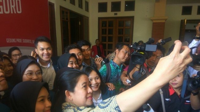 Puan Maharani berswafoto bersama mahasiswa Undip. (Suara.com/Adam Iyasa).