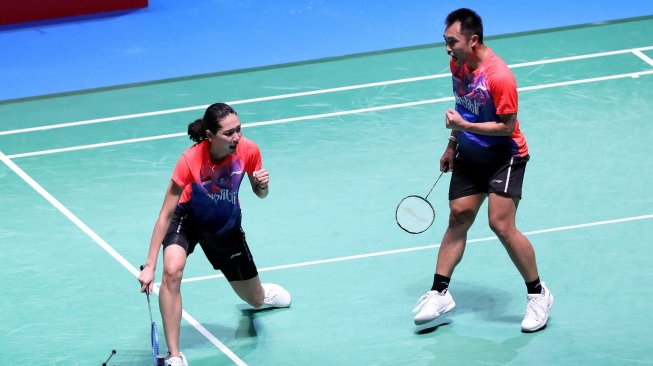 Pasangan ganda campuran Indonesia, Hafiz Faizal/Gloria Emanuelle Widjaja, melaju ke semifinal setelah menumbangkan peringkat satu dunia, Zheng Siwei/Huang Yaqiong (China), di babak perempat final Japan Open 2019, Jumat (26/7). [Humas PBSI]