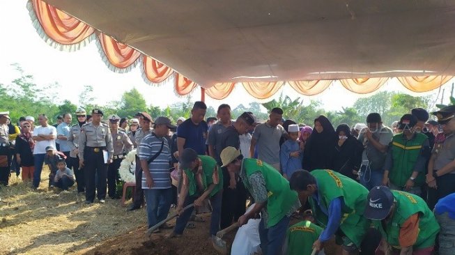 Prosesi pemakaman Bripka RE di TPU Jonggol. Bogor,  Jawa Barat. (Suara.com/Supriyadi).