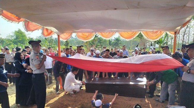 Prosesi pemakaman Bripka RE di TPU Jonggol. Bogor,  Jawa Barat. (Suara.com/Supriyadi).