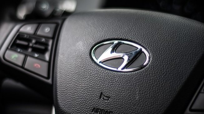 Logo Hyundai pada sebuah lingkar kemudi mobil. [Shutterstock]