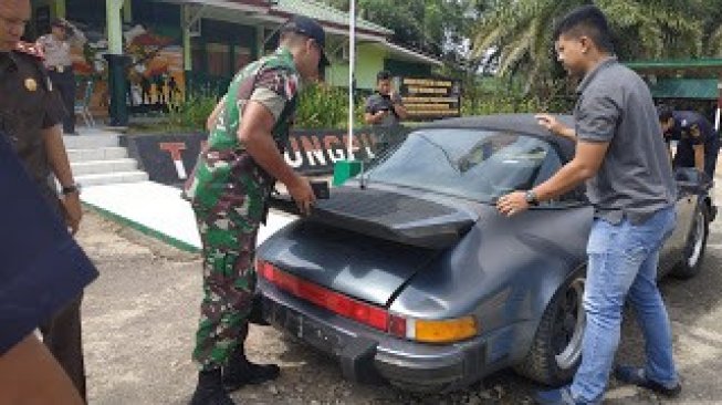 Mobil Mewah Langka Ini Nyelonong dari Hutan Perbatasan RI - Malaysia