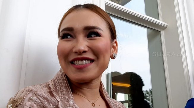 Hadiri Pernikahan Tania Nadira Penampilan Ayu Ting Ting 