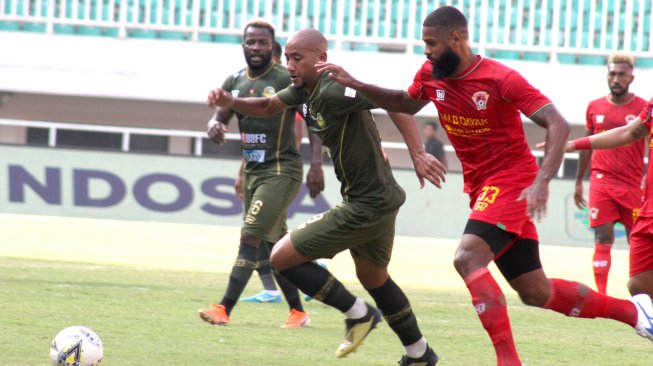 Pesepak bola Tira Persikabo Loris Arnaud (kedua kiri) berebut bola dengan pesepak bola Kalteng Rafael Bonfim (kedua kanan) pada pertandingan Liga 1 2019 di Stadion Pakansari, Bogor, Jawa Barat, Jumat (26/7/2019). ANTARA FOTO/Yulius Satria Wijaya/pras.