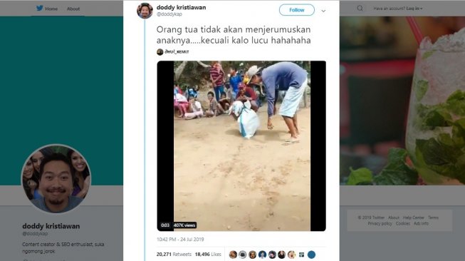 Aksi kocak bocah balap karung. [Twitter]