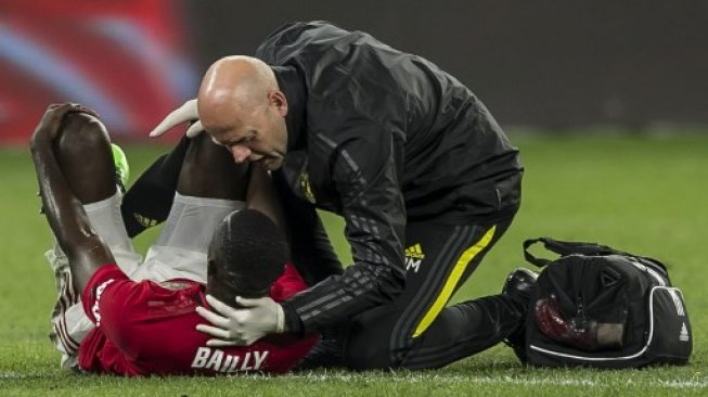 Bek Manchester United Eric Bailly mendapatkan perawatan medis saat laga pramusim menghadapi Leeds United dalam laga uji coba pramusim di Optus Stadium, Perth. TONY ASHBY / AFP