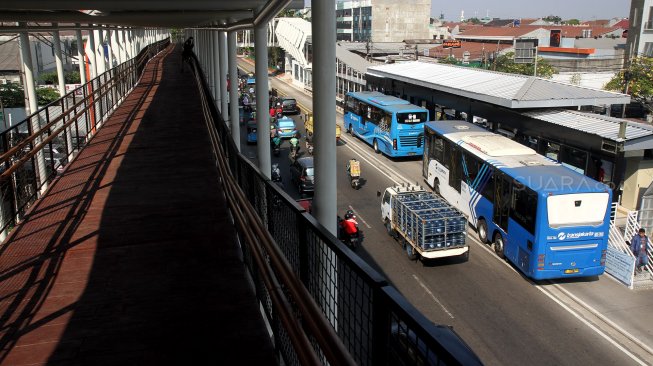 Skybridge penghubung Stasiun LRT Jakarta Veldrome-Halte Transjakarta Pemuda di kawasan Rawamangun, Jakarta, Jumat (26/7). [Suara.com/Arief Hermawan P]