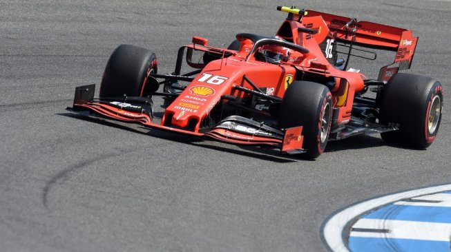 Pebalap muda Ferrari, Charles Leclerc, saat menjalani latihan bebas pertama F1 GP Jerman di Sirkuti Hockenheim, Jumat (26/7/2019). [AFP/Christof Stache]