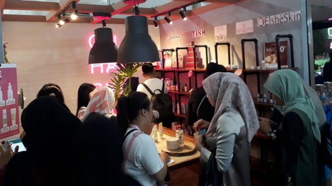 Jakarta X Beauty 2019 hadirkan ratusan brand kecantikan, beauty influencers, hingga make up artist. (Suara.com/Risna Halidi)