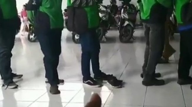 Cerdas, Driver Ojol Ini Punya Cara Jitu Biar Tidak Capek Saat Antre