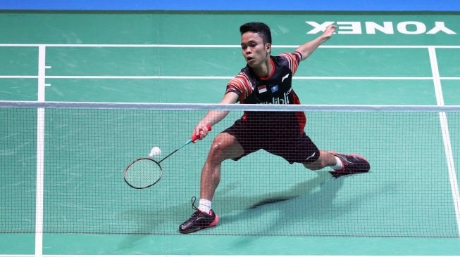 Pebulutangkis tunggal putra Indonesia, Anthony Sinisuka Ginting, terhenti di babak perempat final Japan Open 2019 usai dikalahkan peringkat satu dunia, Kento Momota (Jepang), Jumat (26/7). [Humas PBSI]