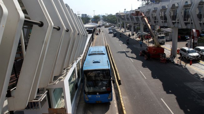 Skybridge penghubung Stasiun LRT Jakarta Veldrome-Halte Transjakarta Pemuda di kawasan Rawamangun, Jakarta, Jumat (26/7). [Suara.com/Arief Hermawan P]